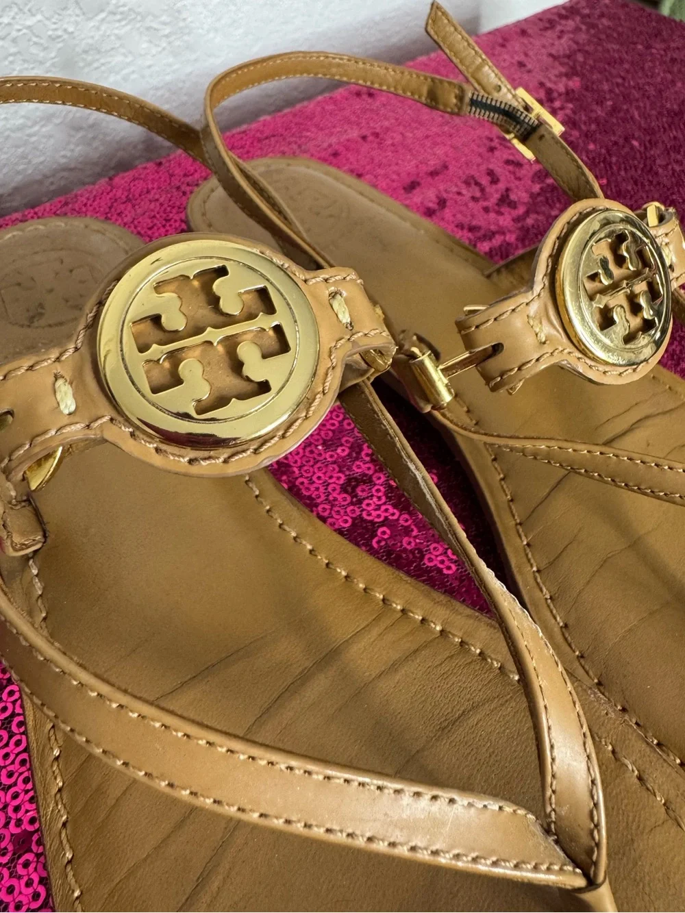 TORY BURCH 🌟 Tan Leather “ALI” Thong Sandals, Gold Logo Medallions (Women’s 6.5)